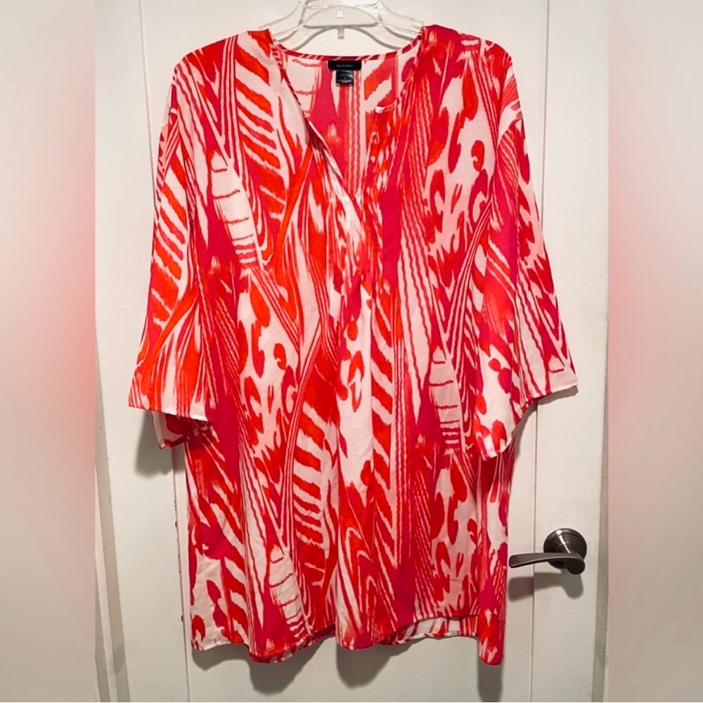 ☀️2/$20 Natori Blouse in Vibrant Pinks Reds White. Maybe Some Orange. Abstract.